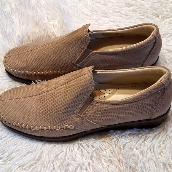 SAS Women's NWOT Tan Loafers - Picture 3 of 10